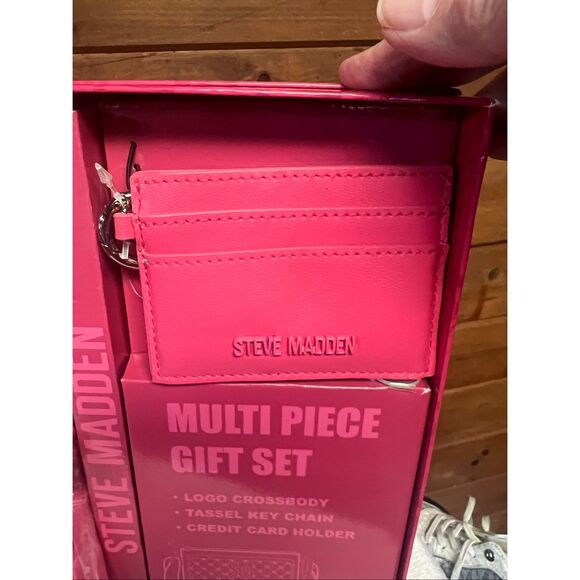 Steve Madden Multi Piece Gift Set in hot pink, logo crossbody bag, a tassel key - Picture 3 of 4